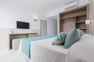 TV a/nebo společenská místnost v ubytování azuLine Hotel Palmanova Garden