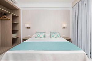 Postel nebo postele na pokoji v ubytování azuLine Hotel Palmanova Garden