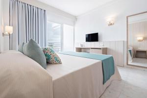 Postel nebo postele na pokoji v ubytování azuLine Hotel Palmanova Garden