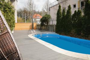 una piscina in un cortile accanto a un edificio di Pension Arcade a Dresda