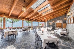 ein Restaurant mit Tischen und Stühlen in einem Gebäude in der Unterkunft Crotto del Misto in Lezzeno