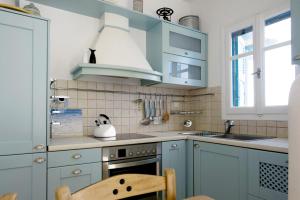 A kitchen or kitchenette at Aigeis-milos