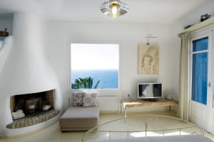 A television and/or entertainment centre at Aigeis-milos