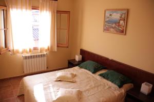 a bedroom with a bed and a window at Villashim in L'Escala