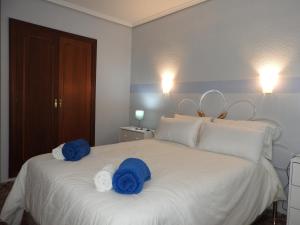 ハベアにあるApartamento Puerto Jáveaのベッドルーム1室(白いベッド1台、青いタオル付)