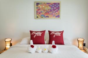 Rúm í herbergi á Phi Phi Bayview Resort