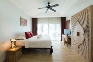 Rúm í herbergi á Phi Phi Bayview Resort