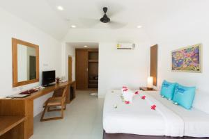 Rúm í herbergi á Phi Phi Bayview Resort