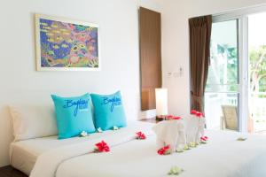 Rúm í herbergi á Phi Phi Bayview Resort