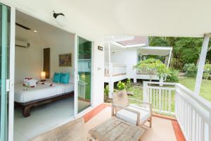 Rúm í herbergi á Phi Phi Bayview Resort