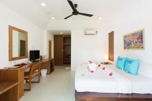 Rúm í herbergi á Phi Phi Bayview Resort