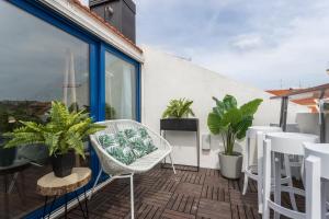 リスボンにあるRossio Penthouse Three-Bedroom Apartment w/ River View and Parking - by LU Holidaysのバルコニー(テーブル、椅子、鉢植えの植物付)