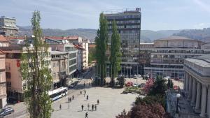 widok na miasto z budynkami i ulicą w obiekcie Apartment Društveni dom w Sarajewie