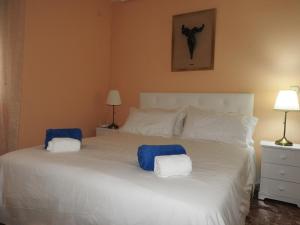 ハベアにあるApartamento Puerto Jáveaのベッド1台(青と白のタオル2枚付)
