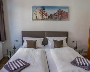 dos camas sentadas una al lado de la otra en un dormitorio en Hotel Gasthof Zur Post, en Albersloh