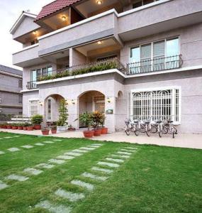 a house with a green lawn in front of it at Star 101 Guest House in Taitung City