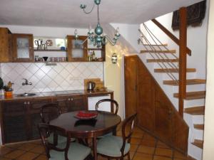 cocina y comedor con mesa y escalera en casarno grande el guro, en Calera