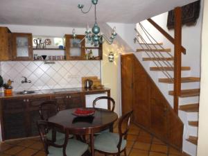 Caleraにあるcasarno grande el guroのキッチン、ダイニングルーム(テーブル、階段付)