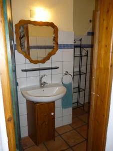 a bathroom with a sink and a mirror at casarno grande el guro in Calera