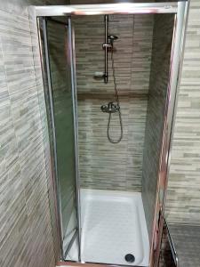 y baño con ducha y mampara de cristal. en Apartamento Study 1 Select Real Caldas de Reis, en Caldas de Reis
