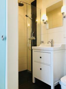 Koupelna v ubytování Landhotel Gutshof im Oertzetal in Oldendorf, Südheide + 37 fotografií