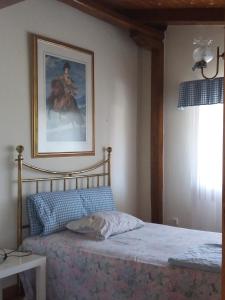 une chambre avec un lit avec un tableau sur le mur dans l'établissement Villa Iviritiko, à Nea Roda