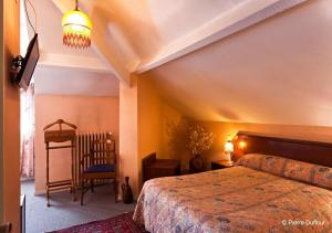 Postelja oz. postelje v sobi nastanitve Hôtel Le Catala