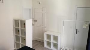 una camera bianca con scaffali bianchi e una porta di Casa Mia a Lisbona