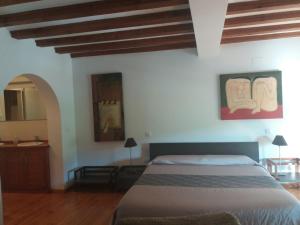 a bedroom with a bed in a room at Casa Rural de Benjamin Palencia in Villafranca de la Sierra