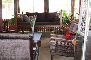 Ein Sitzbereich in der Unterkunft Severine Cottages and Lounge Ltd