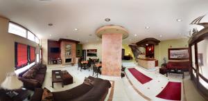 een grote woonkamer met banken en een open haard bij Hotel Nevada Kalamata in Kalamata
