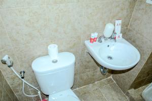 Koupelna v ubytování Modern Studio Room at Grand Serpong Apartment By Travelio + 4 fotografie