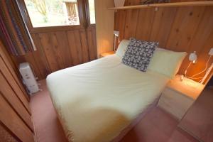 CarrickにあるDalriada by Loch Goilのベッドルーム1室(白いベッド1台、枕、窓付)