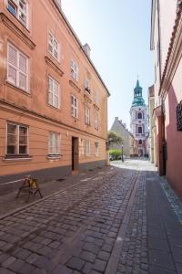 a cobblestone street in an old town with a building at Bliss Apartments Sydney in Poznań