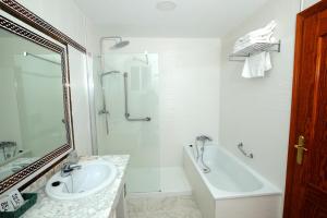 Koupelna v ubytování Hotel Complejo Los Rosales