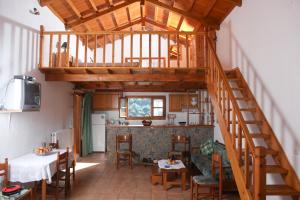 - un salon avec un escalier en bois dans une maison dans l'établissement Poseidon, à Stafylos