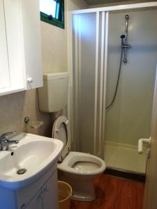 een badkamer met een toilet, een wastafel en een douche bij Villaggio Camping Europa in Sottomarina