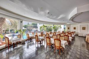 En restaurant eller et andet spisested på Al Khalidiah Resort