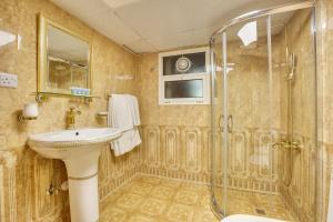Phòng tắm tại Al Khalidiah Resort