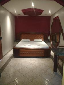 1 dormitorio con 1 cama grande en una habitación en Rodotel Venus (Adults Only), en Jataí