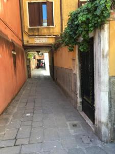 an alley way with a building and a balcony at Appartamento Carbona Sconta in Venice