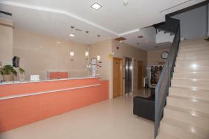 Die Eingangshalle eines Krankenhauses mit einem Schalter und einer Treppe in der Unterkunft Hostal Via Láctea in Burgos