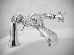 A bathroom at Gainsborough House Hotel 