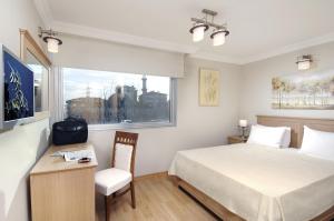 1 dormitorio con 1 cama, 1 silla y 1 ventana en Hotel Expocity Istanbul, en Avcılar