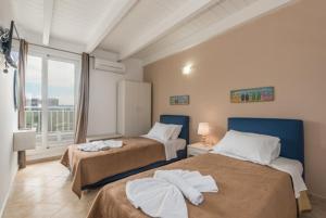 A bed or beds in a room at Villa Fantasia- Less than 5-Min Walk to Kalivaki Beach