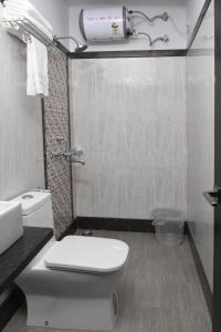 Ένα μπάνιο στο Hotel S L E Residency