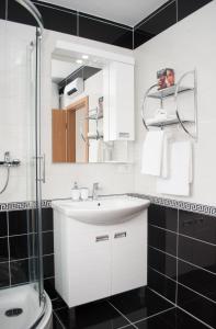 bagno con lavandino bianco e specchio di Apartment Slad a Kaštela (Castelli)