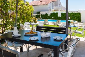 Bazén v ubytování Sea View Apartments Tihi II nebo v jeho okolí