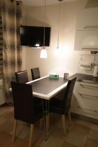 kuchnia ze stołem i krzesłami w pokoju w obiekcie Eden Apartment Łucka w Warszawie