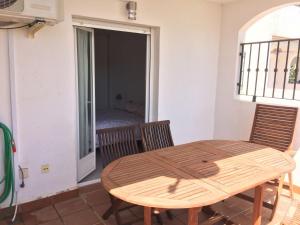 drewniany stół i krzesła w pokoju z oknem w obiekcie Apartamento Elia Villa África w mieście Aguadulce +24 zdjęcia